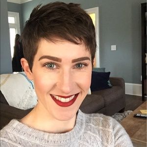 Meet your Posher, Caitlin